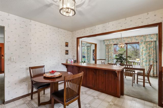 2112 Sandalwood Drive NE, Cedar Rapids, IA 52402