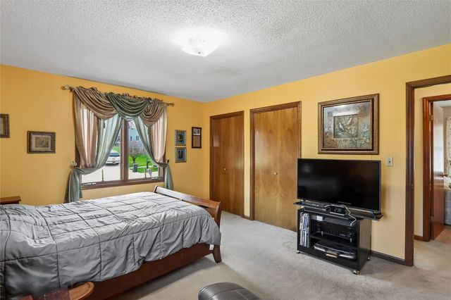 2112 Sandalwood Drive NE, Cedar Rapids, IA 52402