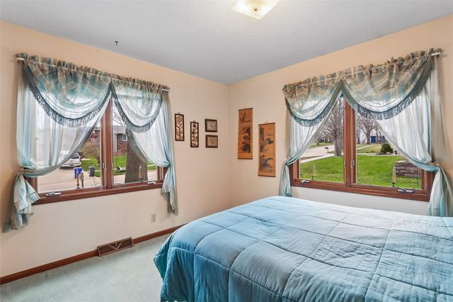 2112 Sandalwood Drive NE, Cedar Rapids, IA 52402