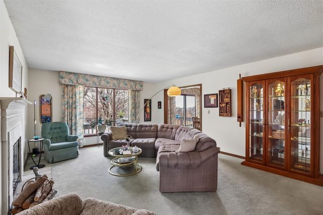 2112 Sandalwood Drive NE, Cedar Rapids, IA 52402