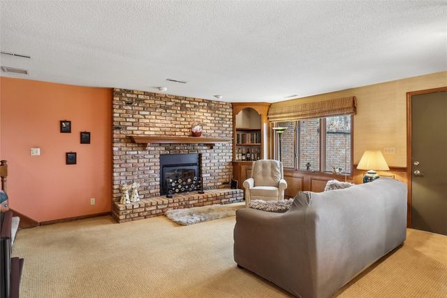 2112 Sandalwood Drive NE, Cedar Rapids, IA 52402