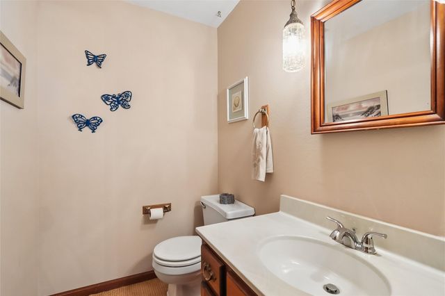 2112 Sandalwood Drive NE, Cedar Rapids, IA 52402
