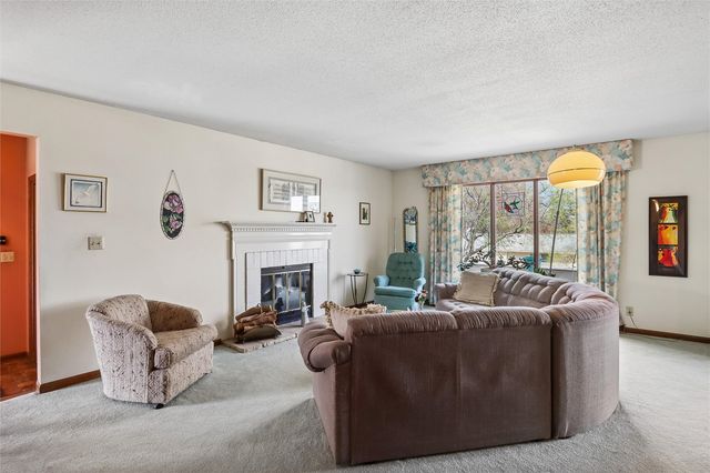 2112 Sandalwood Drive NE, Cedar Rapids, IA 52402