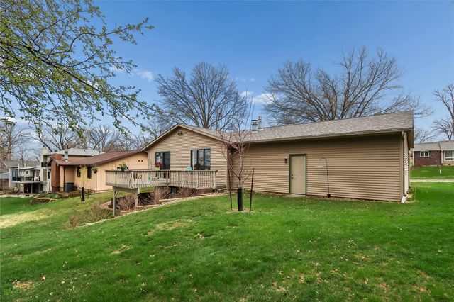 2112 Sandalwood Drive NE, Cedar Rapids, IA 52402