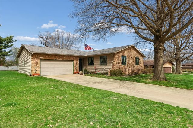2112 Sandalwood Drive NE, Cedar Rapids, IA 52402