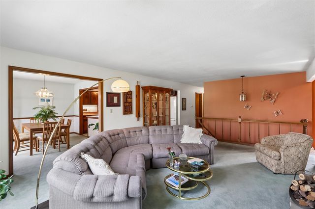 2112 Sandalwood Drive NE, Cedar Rapids, IA 52402