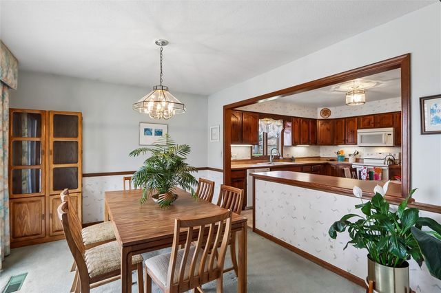 2112 Sandalwood Drive NE, Cedar Rapids, IA 52402