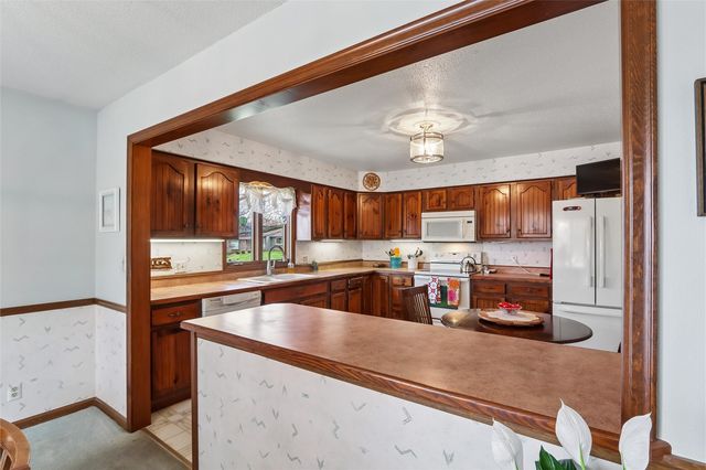 2112 Sandalwood Drive NE, Cedar Rapids, IA 52402