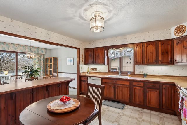 2112 Sandalwood Drive NE, Cedar Rapids, IA 52402