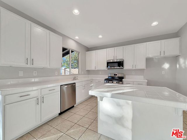 2423 Carolyn Drive, Palmdale, CA 93551