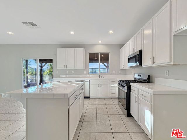 2423 Carolyn Drive, Palmdale, CA 93551