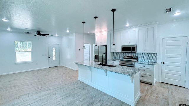 20428 High Point Dr, Flint, TX 75762