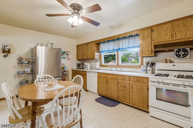 92 Louise Dr, Manville Boro, NJ 08835