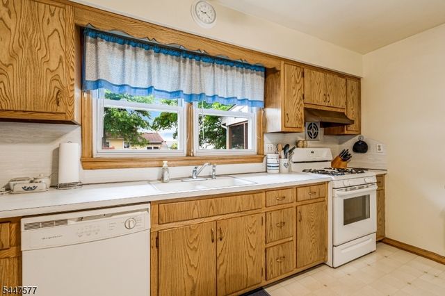 92 Louise Dr, Manville Boro, NJ 08835