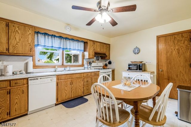 92 Louise Dr, Manville Boro, NJ 08835