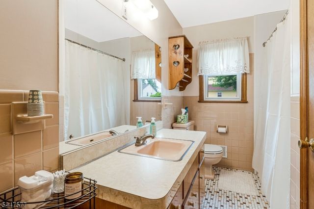 92 Louise Dr, Manville Boro, NJ 08835