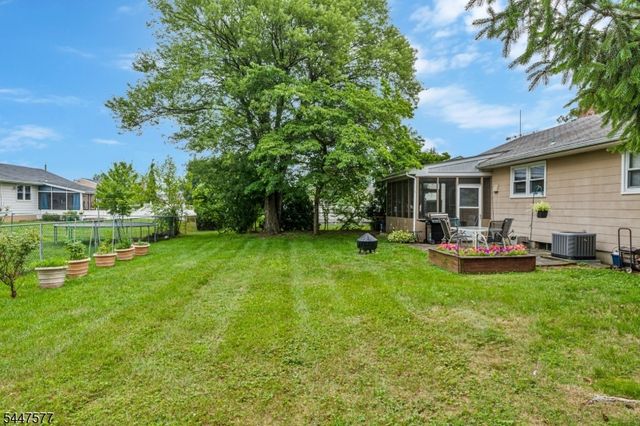 92 Louise Dr, Manville Boro, NJ 08835