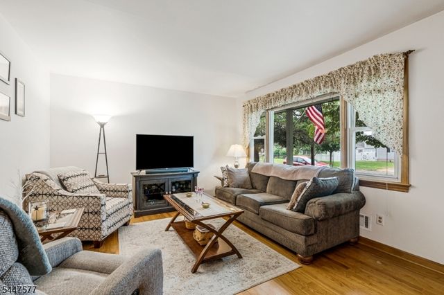 92 Louise Dr, Manville Boro, NJ 08835