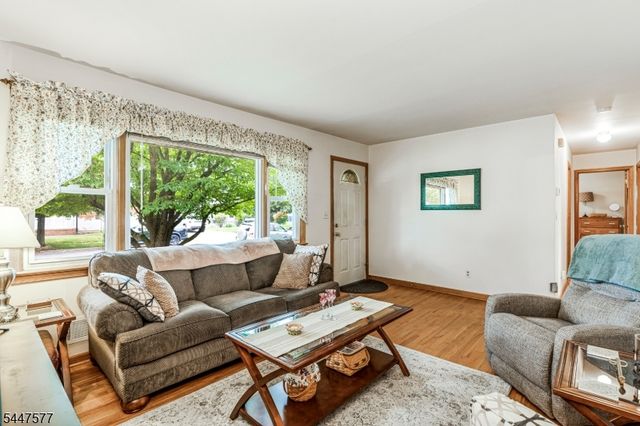 92 Louise Dr, Manville Boro, NJ 08835