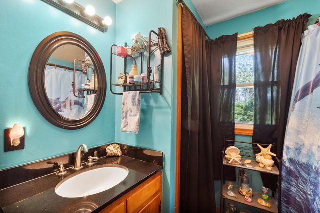 58 Mcintyre Rd, Oxford, MA 01507