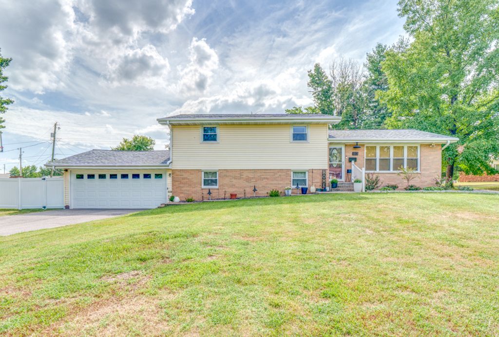 Image 1 of property listing at 813 Apricot Avenue, Mt Vernon, IL 62864