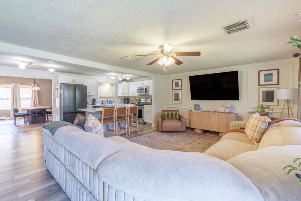 Image 2 of property listing at 813 Apricot Avenue, Mt Vernon, IL 62864