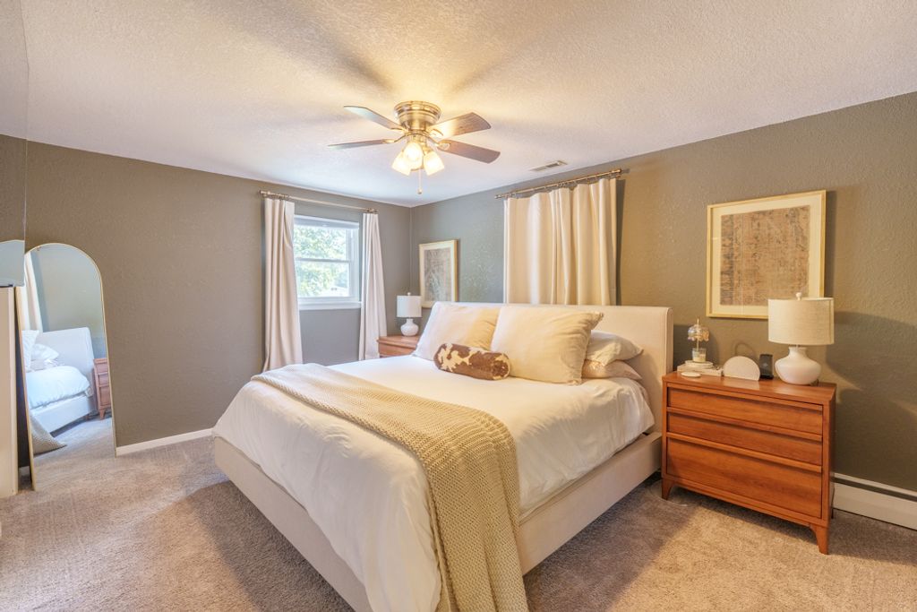 Image 12 of property listing at 813 Apricot Avenue, Mt Vernon, IL 62864