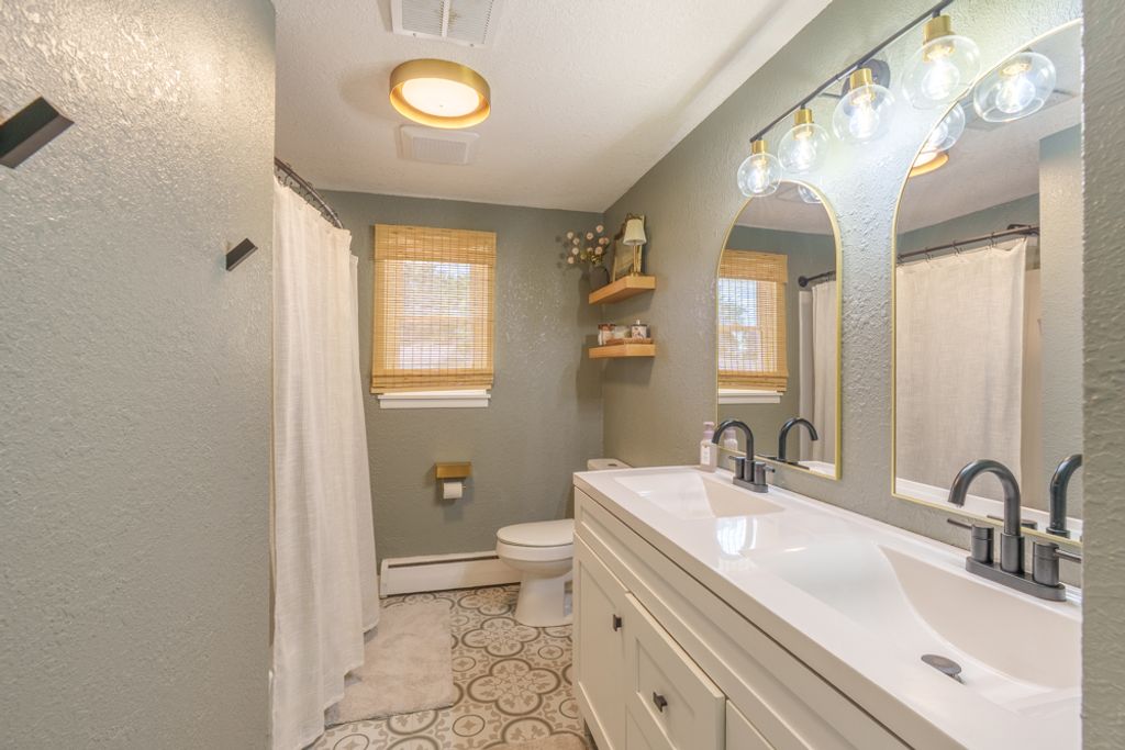 Image 14 of property listing at 813 Apricot Avenue, Mt Vernon, IL 62864