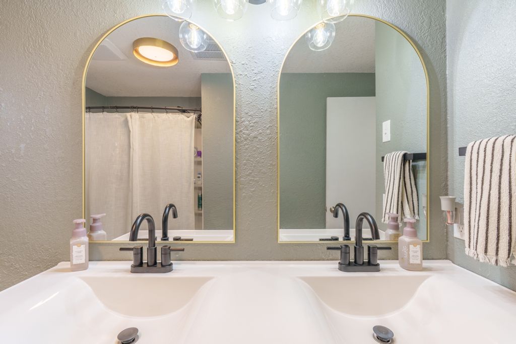 Image 15 of property listing at 813 Apricot Avenue, Mt Vernon, IL 62864