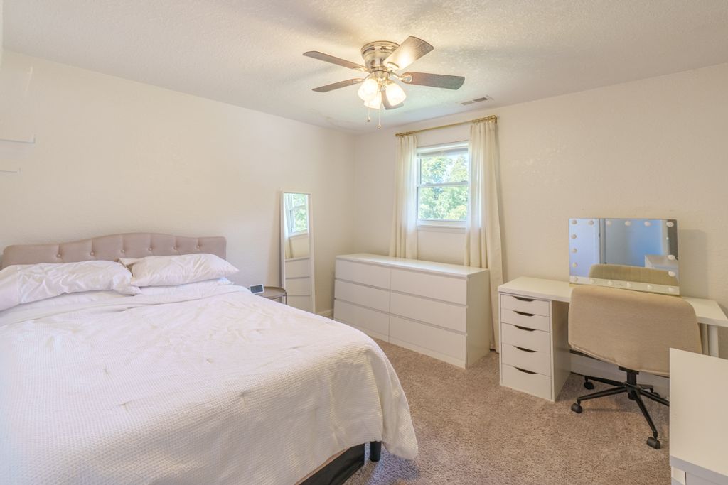 Image 16 of property listing at 813 Apricot Avenue, Mt Vernon, IL 62864