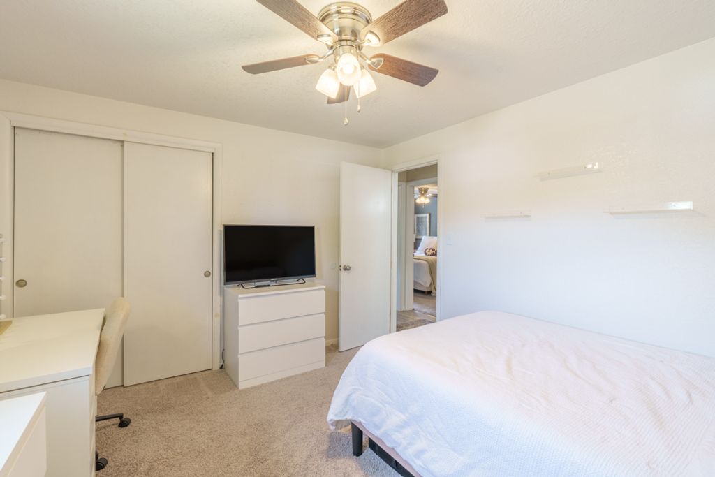 Image 17 of property listing at 813 Apricot Avenue, Mt Vernon, IL 62864