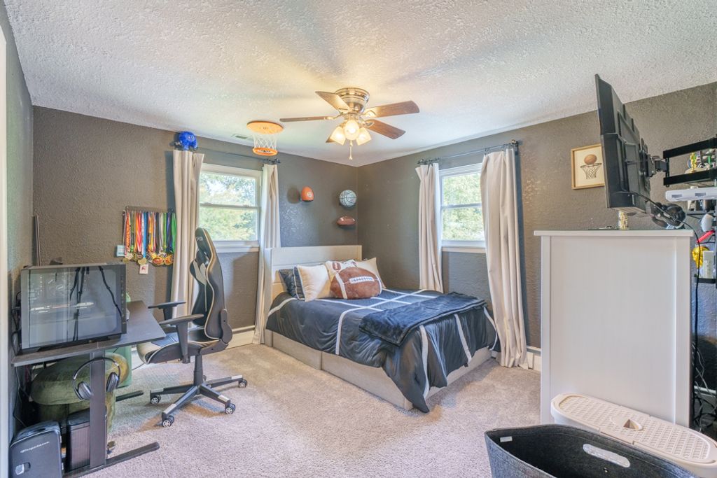 Image 18 of property listing at 813 Apricot Avenue, Mt Vernon, IL 62864