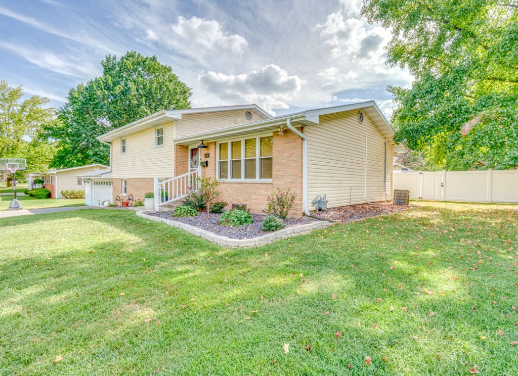 Image 29 of property listing at 813 Apricot Avenue, Mt Vernon, IL 62864