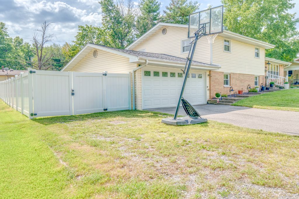 Image 30 of property listing at 813 Apricot Avenue, Mt Vernon, IL 62864