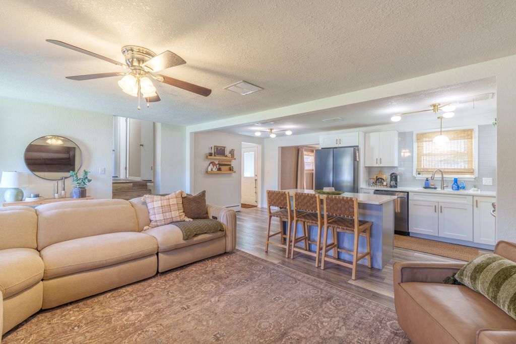 Image 4 of property listing at 813 Apricot Avenue, Mt Vernon, IL 62864