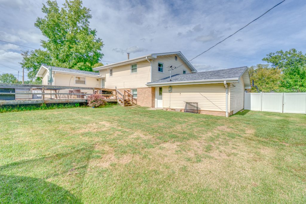 Image 32 of property listing at 813 Apricot Avenue, Mt Vernon, IL 62864