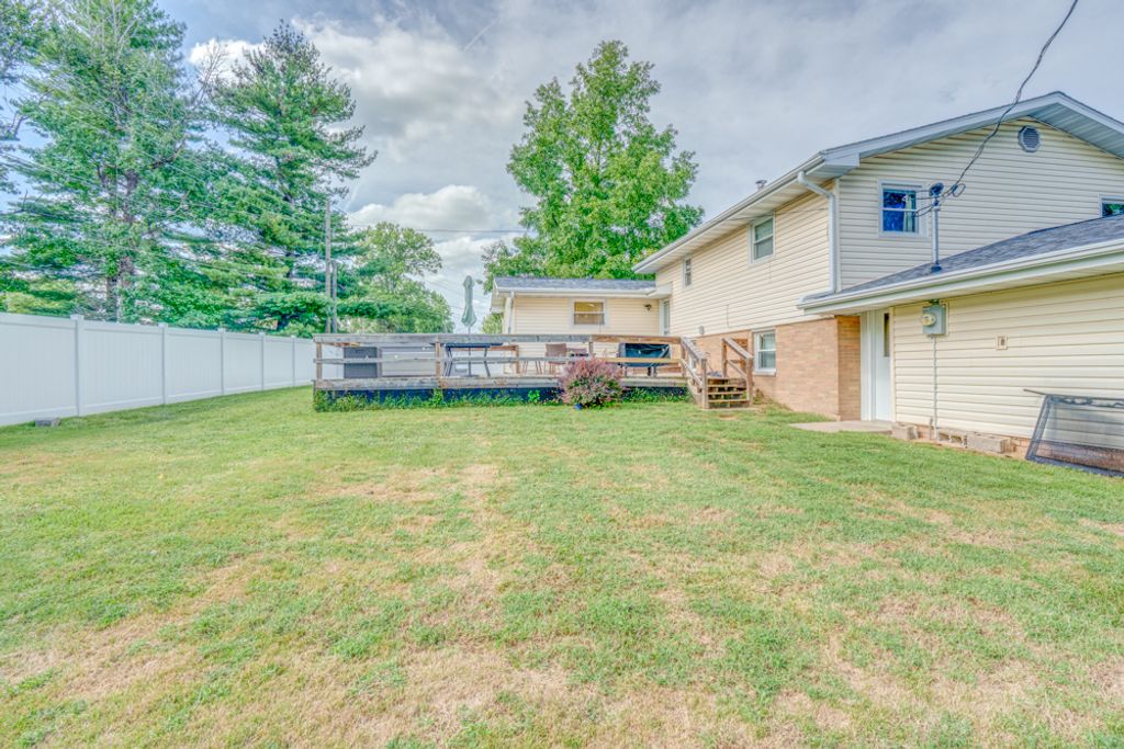 Image 33 of property listing at 813 Apricot Avenue, Mt Vernon, IL 62864