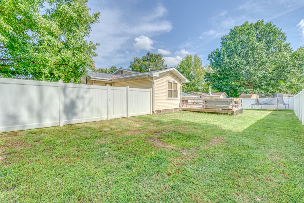 Image 34 of property listing at 813 Apricot Avenue, Mt Vernon, IL 62864