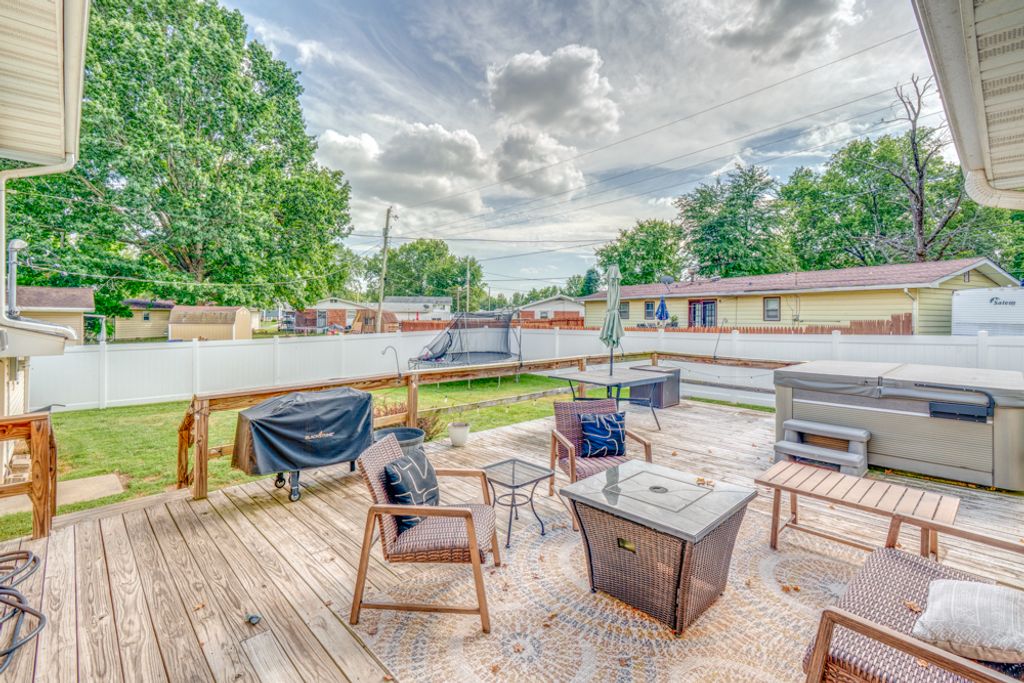 Image 35 of property listing at 813 Apricot Avenue, Mt Vernon, IL 62864