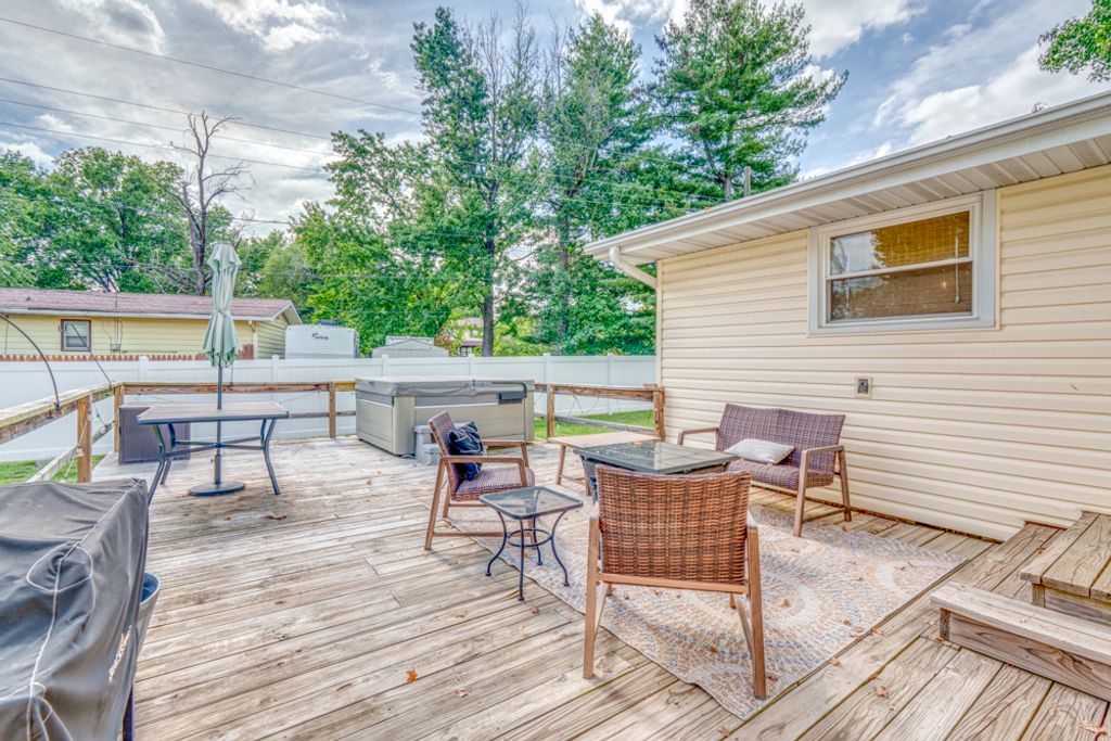 Image 36 of property listing at 813 Apricot Avenue, Mt Vernon, IL 62864