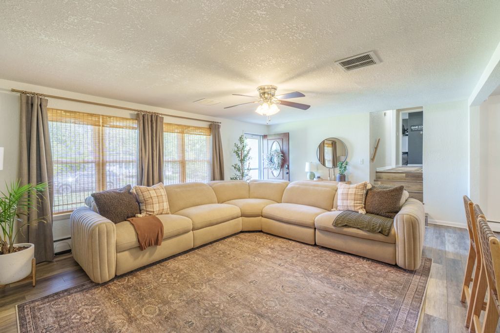 Image 5 of property listing at 813 Apricot Avenue, Mt Vernon, IL 62864