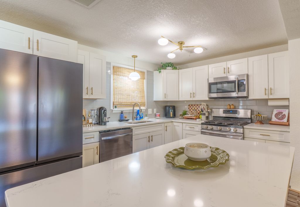 Image 8 of property listing at 813 Apricot Avenue, Mt Vernon, IL 62864