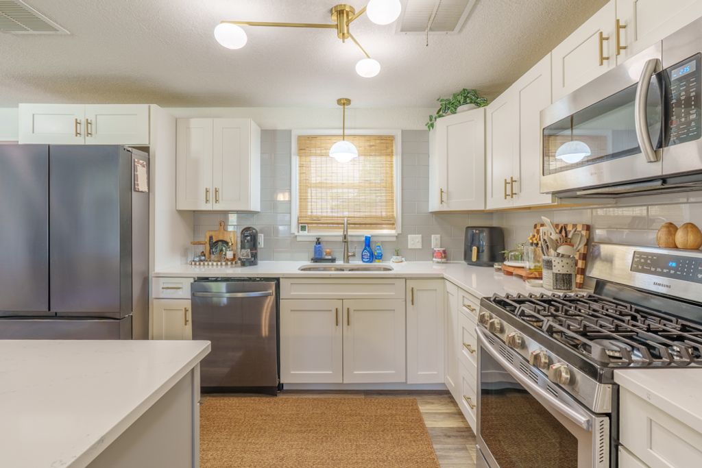 Image 9 of property listing at 813 Apricot Avenue, Mt Vernon, IL 62864