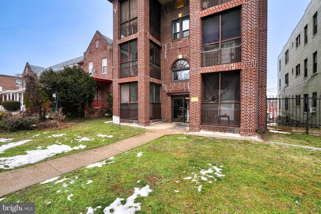 2111 PARK AVE, Baltimore, MD 21217