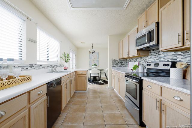 6326 Maverick Trl, San Antonio, TX 78240