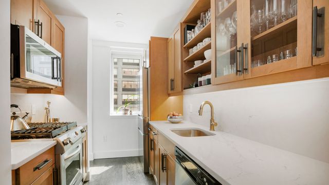 200 W 24th St Apt 5A, New York City, NY 10011