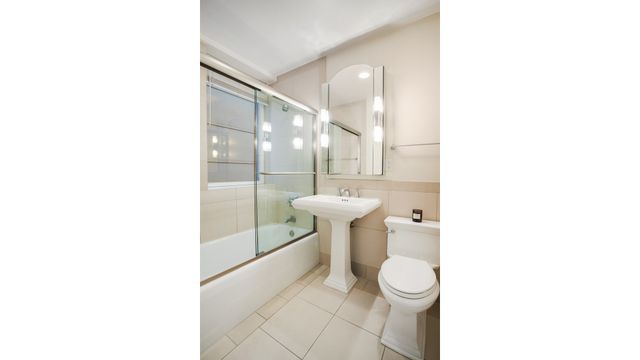 200 W 24th St Apt 5A, New York City, NY 10011