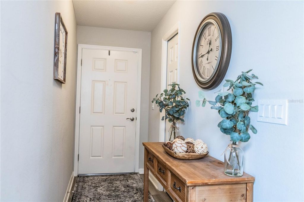 Image 4 of property listing at 928 ARUBA AVENUE, Mulberry, FL 33860