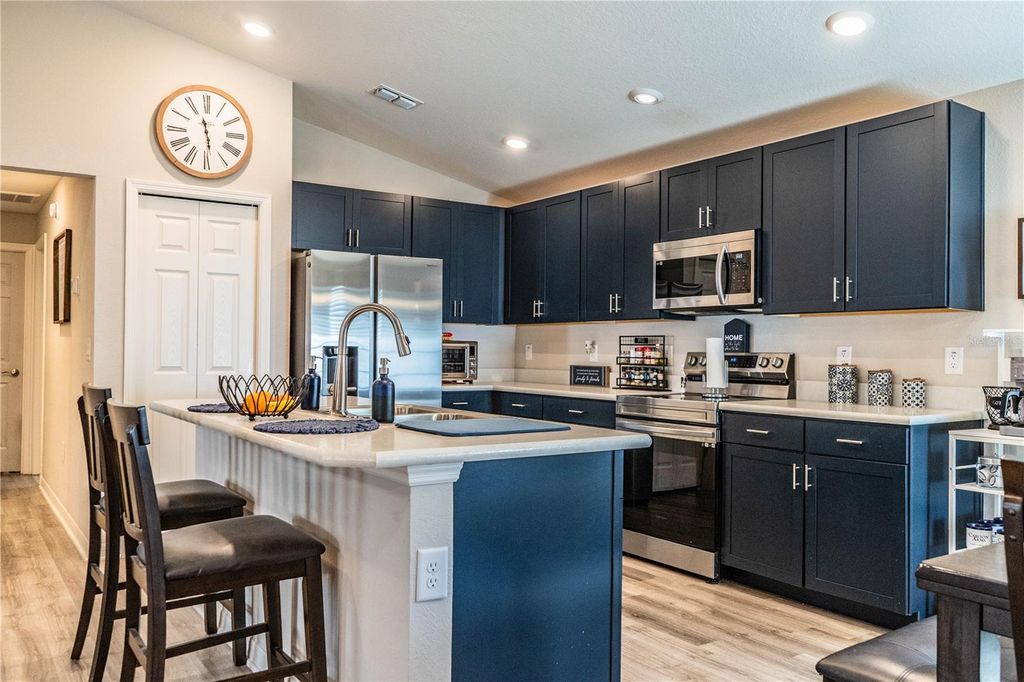 Image 5 of property listing at 928 ARUBA AVENUE, Mulberry, FL 33860