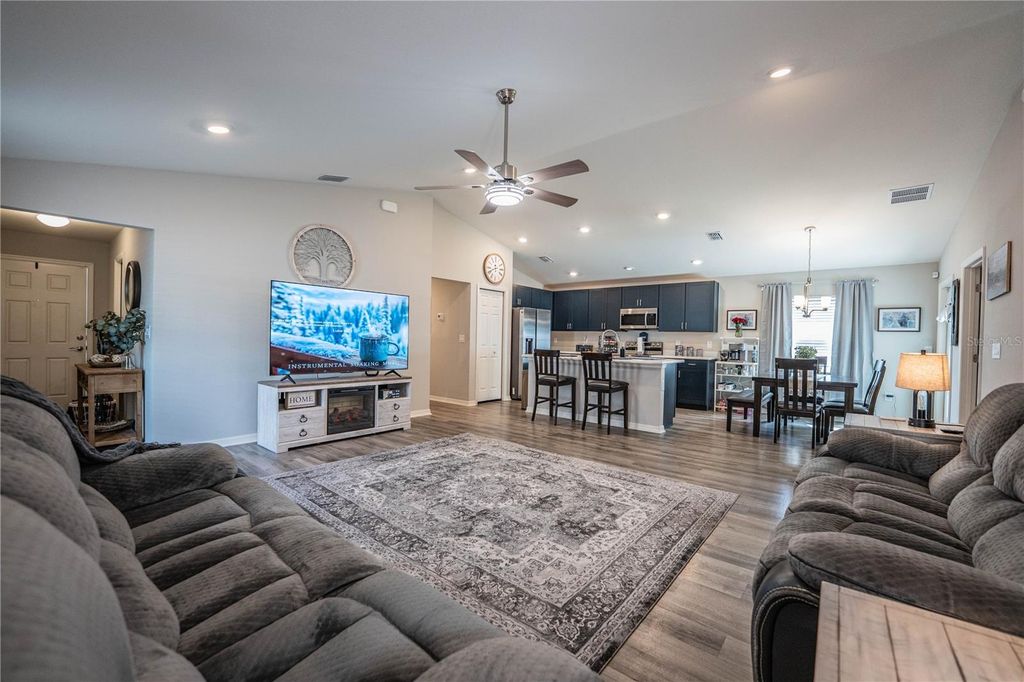 Image 7 of property listing at 928 ARUBA AVENUE, Mulberry, FL 33860